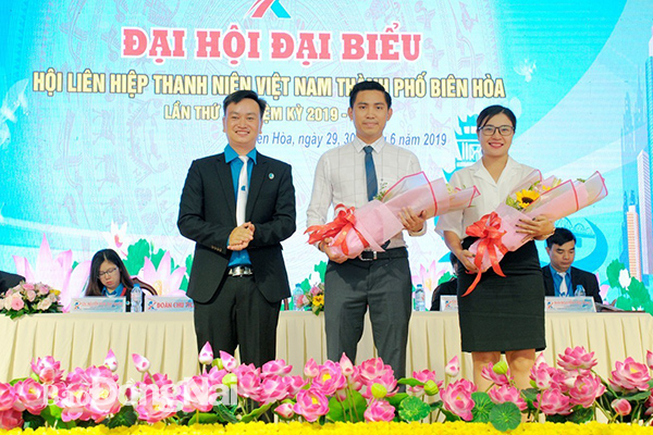 Anh Lại Thế Đồng (giữa) đại diện cho Công ty cổ phần đầu tư và kinh doanh Golf Long Thành nhận hoa tại Đại hội đại biểu Hội Liên hiệp thanh niên Việt Nam TP.Biên Hòa lần thứ X, nhiệm kỳ 2019-2024 (dành cho doanh nghiệp tích cực hỗ trợ cho đại hội)