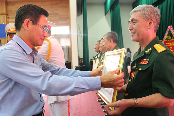 Phó chủ tịch UBND tỉnh Trần Văn Vĩnh trao Bằng khen của UBND tỉnh cho các cá nhân