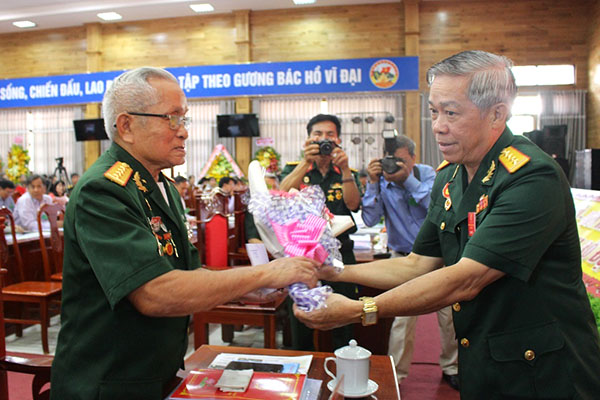 Lãnh đạo Hội CCB Việt Nam tỉnh trao quà cho các anh hùng lực lượng vũ trang nhân dân