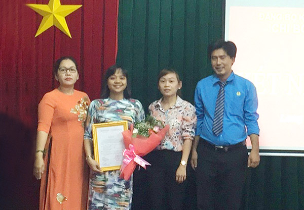 Công nhân Nguyễn Thị Thanh Thúy, Công ty TNHH Gỗ Phúc Tân (thứ 2 từ trái qua) vinh dự được đứng vào hàng ngũ của Đảng cộng sản Việt Nam.