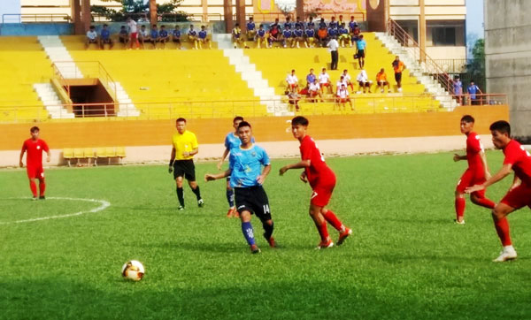 Thành Phố Hồ Chí Minh (áo đỏ) thắng Hà Nội 1-0