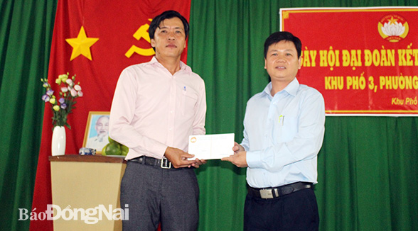 Phó chủ tịch MTTQ Việt Nam tỉnh Vũ Đình Trung tặng quà cho nhân dân KP.3