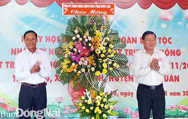 Chủ tịch Ủy ban MTTQ Việt Nam tỉnh Đào Văn Phước tặng lẵng hoa của tỉnh cho ấp 10, xã Canh