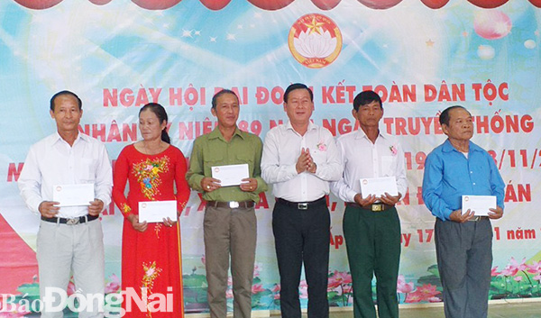 Chủ tịch Ủy ban MTTQ Việt Nam tỉnh tặng quà cho 5 hộ dân tiêu biểu