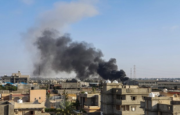 Khói bốc lên sau cuộc không kích do lực lượng Quân đội miền Đông (LNA) tự xưng tiến hành tại Tajoura, Tripoli ngày 29/6/2019. (Nguồn: AFP/TTXVN)