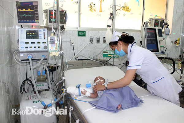 Điều dưỡng Bệnh viện nhi đồng Đồng Nai chăm sóc bệnh nhi đang điều trị tại bệnh viện
