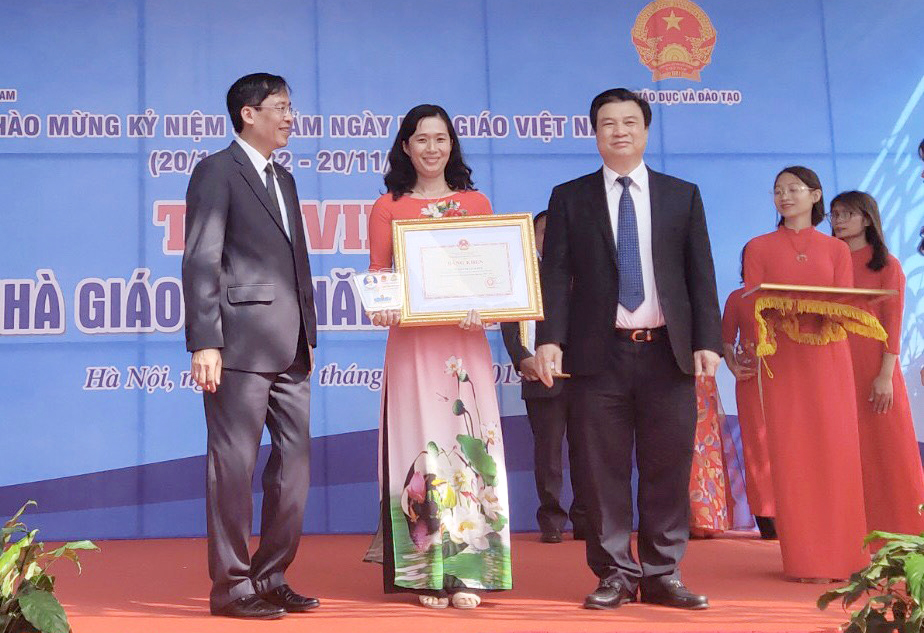 Cô Phạm Thị Bạch Huệ, Phó giám đốc Trung tâm nuôi dạy trẻ khuyết tật tỉnh (TP.Biên Hòa) được tôn vinh tấm gương nhà giáo tiêu biểu năm 2019