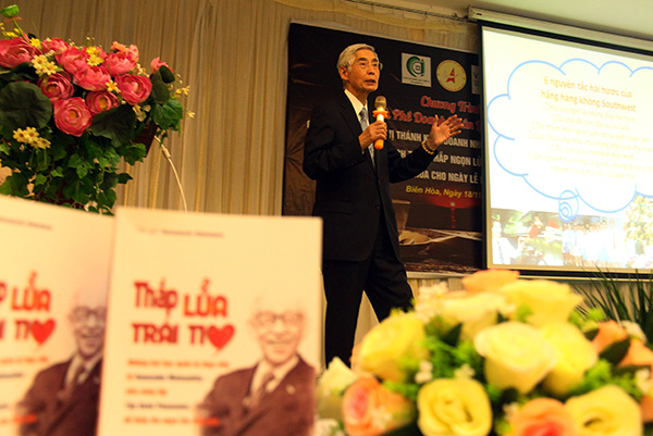 Ông Yamamoto Nobutane, nguyên thành viên HĐQT Tập đoàn Panasonic chia sẻ tại buổi giao lưu. (Ảnh: H.Quân)