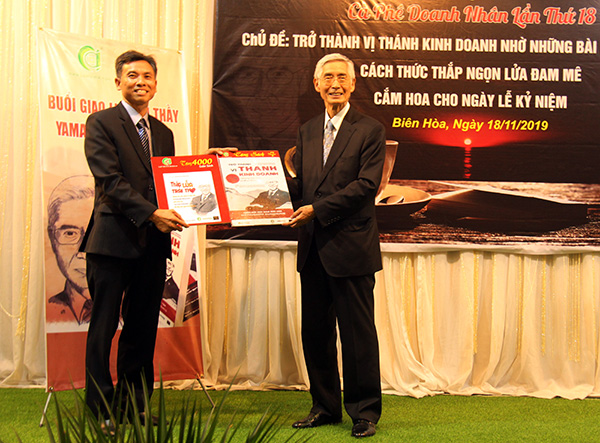 Ảnh 3: Ông Nguyễn Ngọc Tuấn, Giám đốc Công ty TNHH Thuế Kế toán Luật Việt Á - đơn vị mua bản quyền và phát hành các cuốn sách như: Trở thành vị thánh kinh doanh nhờ những bài học từ vua ô tô, Thắp lửa trái tim - Những bài học quản trị thực tiễn từ Konosuke Matsushita - nhà sáng lập Tập đoàn Panasonic (Nhật Bản) tại Việt Nam tặng bìa sách tượng trưng cho tác giả Yamamoto Nobutane. (Ảnh: H.Quân)