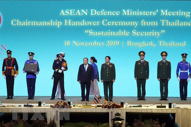 Đại tướng Ngô Xuân Lịch, Bộ trưởng Bộ Quốc phòng Việt Nam và Đại tướng Prawit Wongsuwan, Phó Thủ tướng Thái Lan tại buổi lễ. (Ảnh: Ngọc Quang-Hữu Kiên/TTXVN)