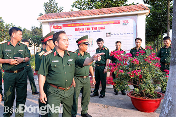 Thiếu tướng Nguyễn Xuân Sơn cùng lãnh đạo các đơn vị trong khối thăm quan cảnh quan môi trường xanh, sạch, đẹp tại Trung đoàn 31