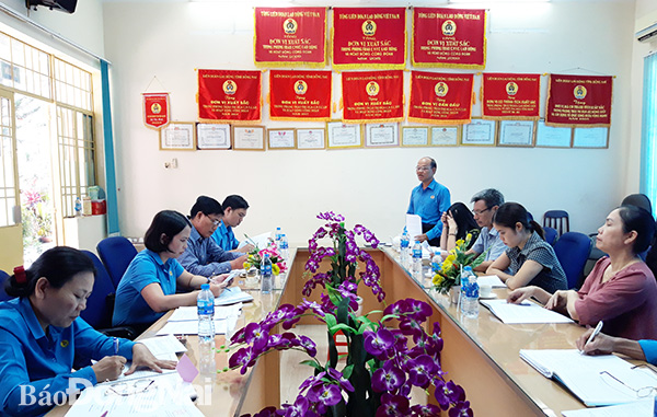  Đại diện LĐLĐ huyện Định Quán báo cáo tình hình thực hiện Nghị quyết 4a/NQ-TLĐ với tổ công tác.