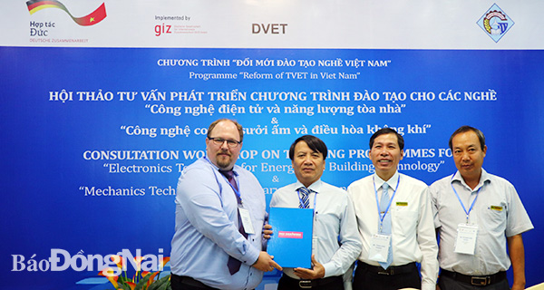 Ông Dennis Thoms, đại diện của Phòng Thủ công Nghiệp Aachen trao “Thư xác nhận” về tính tương đương tiêu chuẩn Đức của hai bộ chương trình đào tạo nghề cho đại diện Trường cao đẳng Cơ giới và thủy lợi