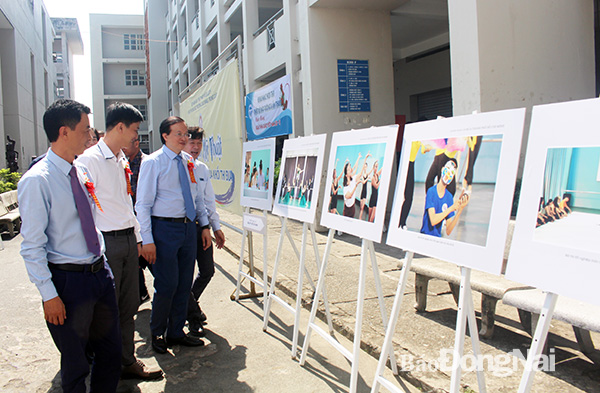 Các đại biểu tham quan triển lãm ảnh do các trường cao đẳng, trung cấp trực thuộc Bộ Văn hóa - thể thao và du lịch tổ chức