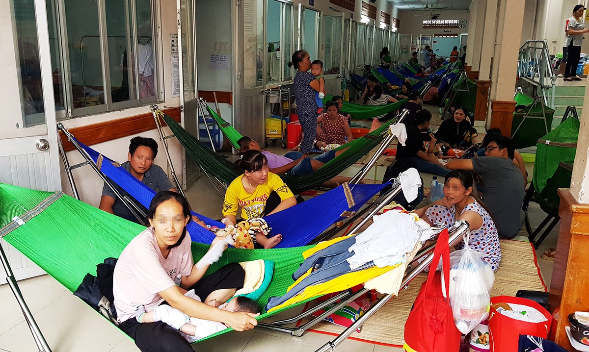 Khoa hô hấp của Bệnh viện nhi đồng 2 TP.Hồ Chí Minh chật kín trẻ em nhập viện điều trị (Ảnh Duyên Phan)