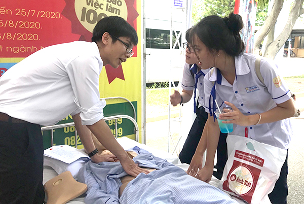 Học sinh tham gia hoạt động trải nghiệm trong Ngày hội tư vấn hướng nghiệp, tuyển sinh giáo dục nghề nghiệp năm 2019 -2020