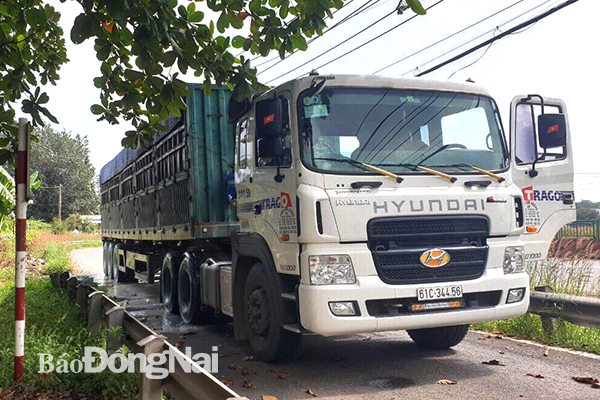 Chiếc xe tải bị phát hiện chở quá tải cho phép trên quốc lộ 1, đoạn qua huyện Trảng Bom