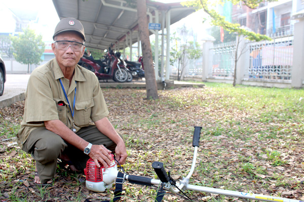 Cựu chiến binh Huỳnh Thanh Long luôn được học sinh, thầy cô giáo Trường THCS Thống Nhất quý mến vì trách nhiệm với công việc bảo vệ trường, tự nguyện phát dọn cỏ sân trường sạch đẹp
