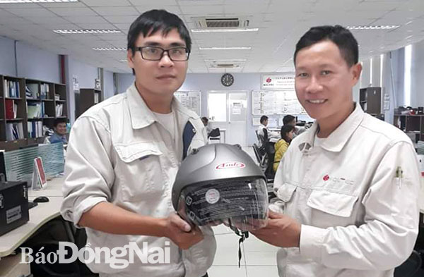 Đại diện Công ty TNHH Soltec Việt Nam (Khu công nghiệp Nhơn Trạch 2) tặng mũ bảo hiểm cho đoàn viên, người lao động. Ảnh: N.Hòa
