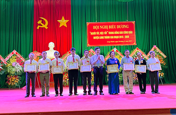 Phó chủ tịch Ủy ban MTTQ Việt Nam tỉnh Vũ Đình Trung tặng hoa chúc mừng hội nghị