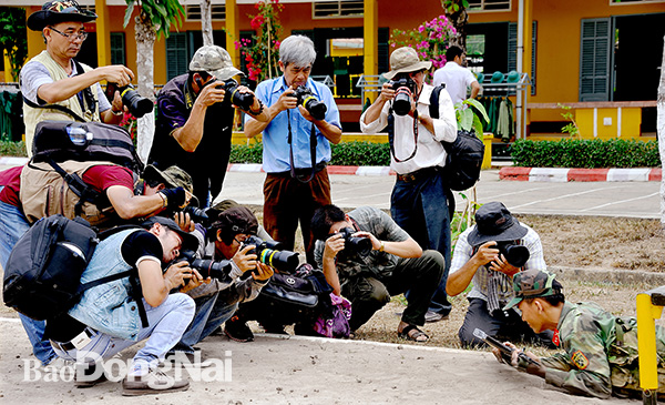 Các thành viên Câu lạc bộ Nhiếp ảnh báo chí và nghệ thuật Hội Nhà báo tỉnh trong một chuyến đi thực tế  sáng tác. Ảnh: Tư liệu của Câu lạc bộ