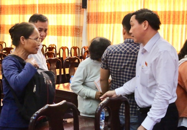 Phó trưởng đoàn chuyên trách Đoàn đại biểu Quốc hội tỉnh Bùi Xuân Thống trao đổi với cử tri tại buổi tiếp xúc