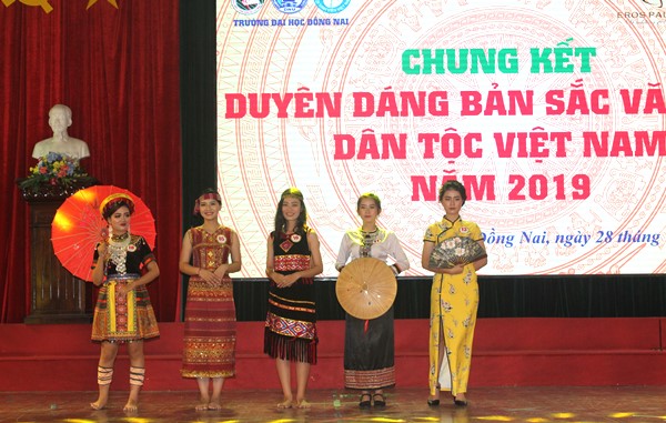 Thí sinh Nguyễn Thị Hồng Phượng (giữa), Khoa Ngoại ngữ đoạt giải nhất 