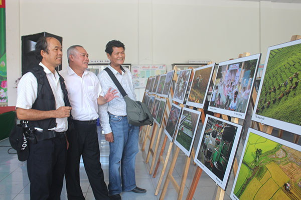 Các đại biểu xem triển lãm tác phẩm mỹ thuật và ảnh nghệ thuật tại Triển lãm, giới thiệu tác phẩm Văn học - nghệ thuật