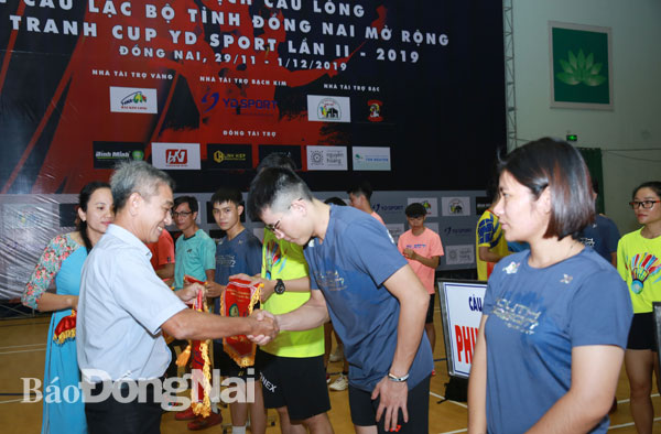 Ban tổ chức tặng cờ lưu niệm cho các CLB tham gia giải