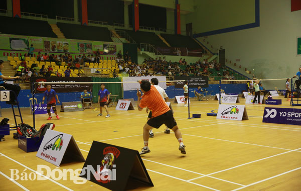 Các VĐV thi đấu nội dung đôi nam trong ngày khai mạc