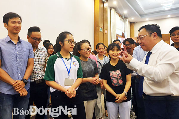 TS-BS.Phan Huy Anh Vũ (bìa phải) trò chuyện với sinh viên đang theo học tại Trường đại học y dược Cần Thơ. Ảnh: B.Nhàn