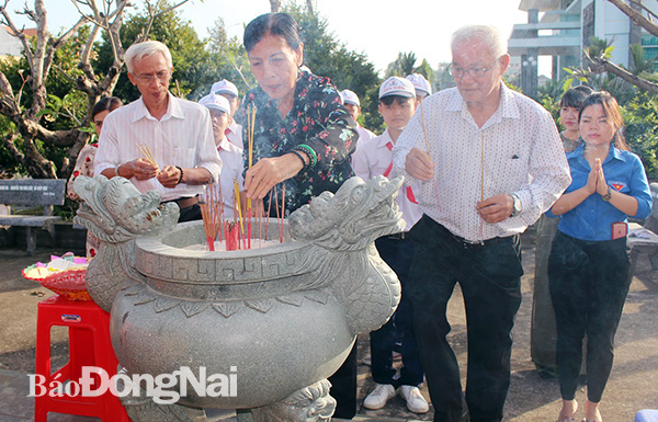 Đại biểu Hội chiến sĩ cách mạng bị địch bắt tù đày tỉnh dâng hương tại Khu di tích Nhà lao Tân Hiệp