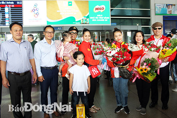 Đại diện Sở Văn hóa – thể thao và du lịch đón các VĐV, HLV của Đồng Nai