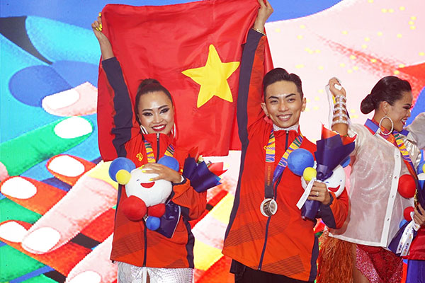 Nguyễn Đoàn Minh Trường – Nguyễn Trọng Nhã Uyên giành HCV nội dung Jive tại SEA Games 30