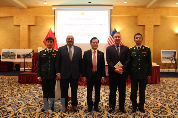 Đại sứ đặc mệnh toàn quyền Việt Nam tại Mỹ Hà Kim Ngọc tặng Sách Trắng Quốc phòng Việt Nam 2019 cho Thứ trưởng phụ trách chính sách của Bộ Quốc phòng Mỹ John Rood. (Ảnh: Ngọc Ánh/TTXVN)