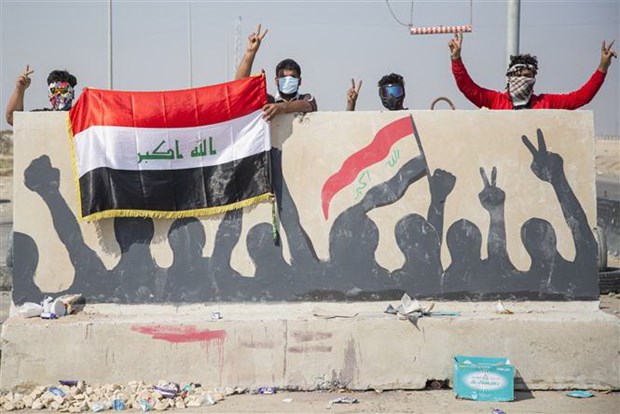 Người biểu tình Iraq phong tỏa tuyến đường cao tốc dẫn đến cảng Umm Qasr, miền nam Iraq ngày 3-11-2019. (Ảnh: AFP/TTXVN)