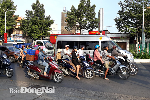 Dừng đèn đỏ đúng vạch (trên đường Nguyễn Ái Quốc) là một nét văn hóa giao thông, tạo thuận tiện cho phương tiện ở chiều ngược lại lưu thông