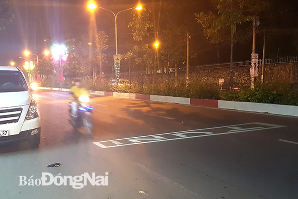 Một cửa hàng trên đường Nguyễn Ái Quốc (TP.Biên Hòa) dùng đèn LED chiếu tên cửa hàng xuống mặt đường. Ảnh:L.Phương