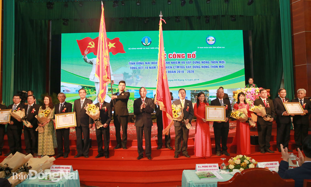 Thứ trưởng Bộ Nông nghiệp - phát triển nông thôn Phùng Đức Tiến trao Huân chương Độc lập hạng Ba cho các địa phương trong tỉnh. Ảnh: Huy Anh