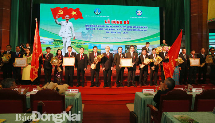 Ủy viên Trung ương Đảng, Bí thư Tỉnh ủy, Chủ tịch HĐND tỉnh Nguyễn Phú Cường trao Huân chương Lao động hạng Ba cho các địa phương