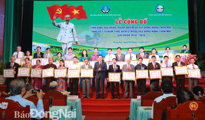 Phó chủ tịch UBND tỉnh Võ Văn Chánh trao bằng khen của UBND tỉnh cho các cá nhân có thành tích xuất sắc