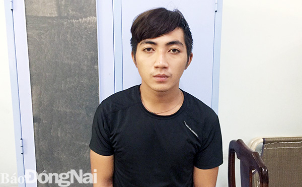 Đối tượng Lê Kim Hùng bị Công an huyện Trảng Bom bắt giữ về hành vi cướp tài sản của tài xế xe ôm Grap. Ảnh: T.Tâm