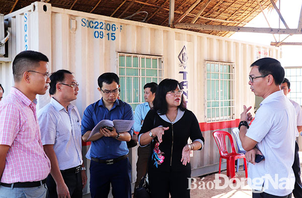 Phó chủ tịch UBND tỉnh Nguyễn Hòa Hiệp (thứ 2 từ phải qua) cùng đại diện các ngành chức năng khảo sát Cơ sở điều trị nghiện ma túy tỉnh đang xây dựng mới tại xã Suối Cao (huyện Xuân Lộc)