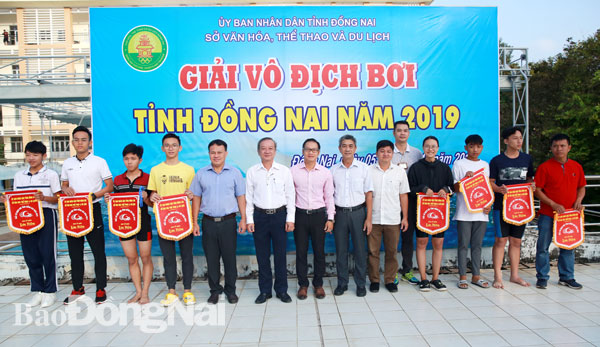 Ban tổ chức tặng cờ lưu niệm cho các đơn vị tham dự giải