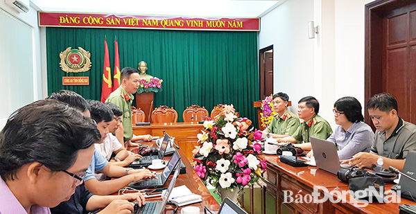 Đại diện Công an tỉnh, Đại tá Nguyễn Văn Thọ trao đổi với báo chí chiều ngày 6-12