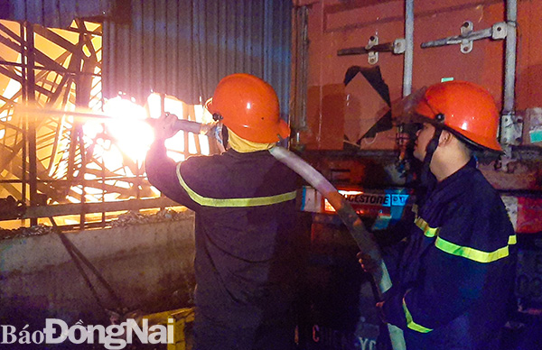 Lực lượng cảnh sát phòng cháy, chữa cháy đang tiến hành dập tắt đám cháy tại nhà xưởng sản xuất của Công ty TNHH sản xuất Mica (Khu công nghiệp Biên Hòa 2) trong đêm 1-12. Ảnh: M.Thành