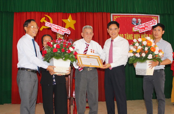 Phó chủ tịch UBND tỉnh Trần Văn Vĩnh trao huy hiệu 70 năm tuổi Đảng cho đồng chí Hoàng Giang