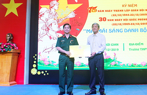 Giám đốc Thư viện tỉnh Nguyễn Ngọc Thành tặng 100 bản sách cho Sư đoàn 309