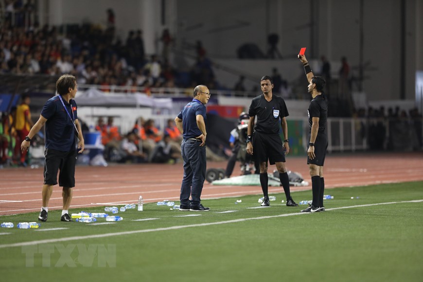 Huấn luyện viên Park Hang-seo nhận thẻ đỏ ở những phút cuối của trận đấu. (Ảnh: Hoàng Linh/TTXVN)