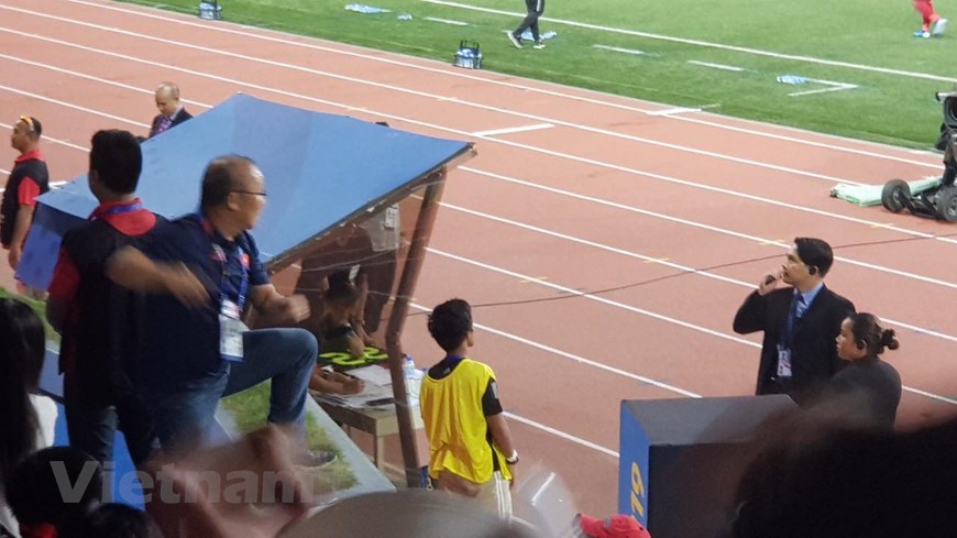 Mặc dù ngồi trên khán đài nhưng huấn luyện viên Park Hang-seo vẫn thể hiện phong thái quyết liệt trước các diễn biến của trận đấu. (Ảnh: PV/Vietnam+)
